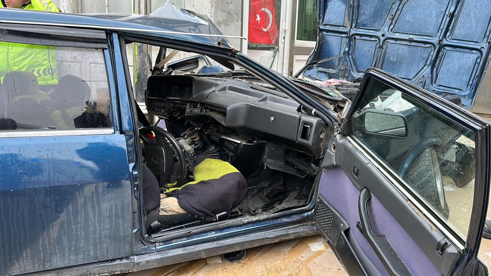Arnavutköy’de direksiyon hakimiyetini kaybeden sürücü, manevra yaptığı sırada kontrolden çıkarak