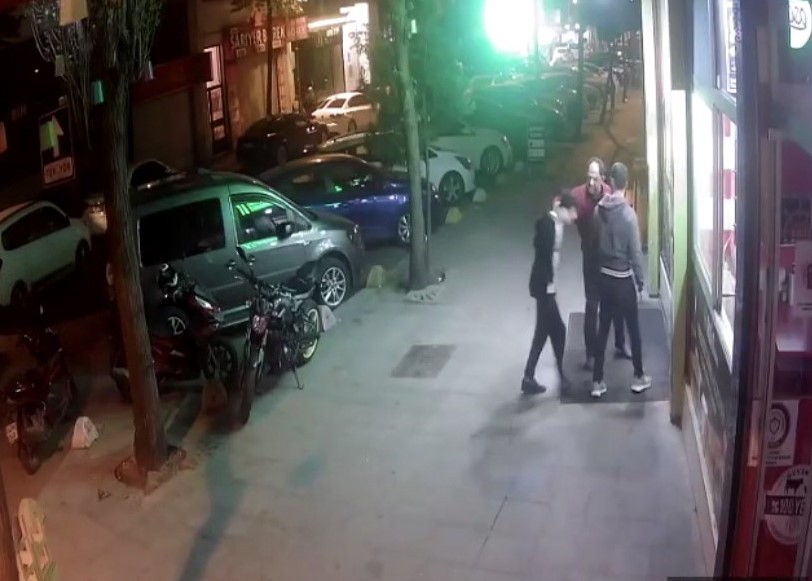  Şişli’de işlettikleri çiğköfteciye torpil atıp kaçan çocukları yakalayarak işyerinin deposunda
