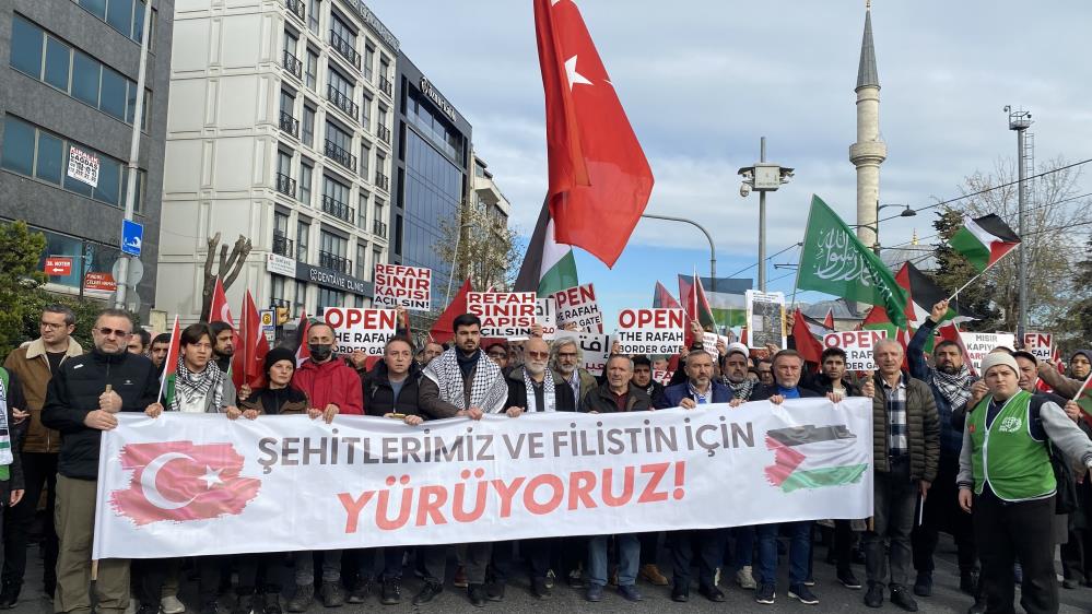 Binlerce kişi Filistin ve şehitler için yürüdü Sivil toplum kuruluşu üyesi binlerce kişi, 12 askerin şehit edilmesi