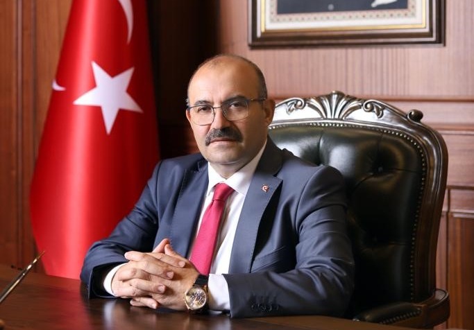 Balıkesir Valisi İsmail Ustaoğlu, yeni yılı Balıkesirliler ile karşılamanın mutluluğunu