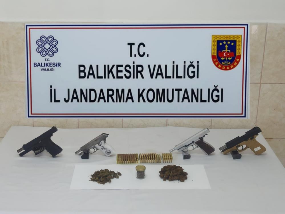 Balıkesir merkezli silah operasyonu: 17 gözaltı Balıkesir merkezli 4 ilde jandarma tarafından yapılan silah ve mühimmat