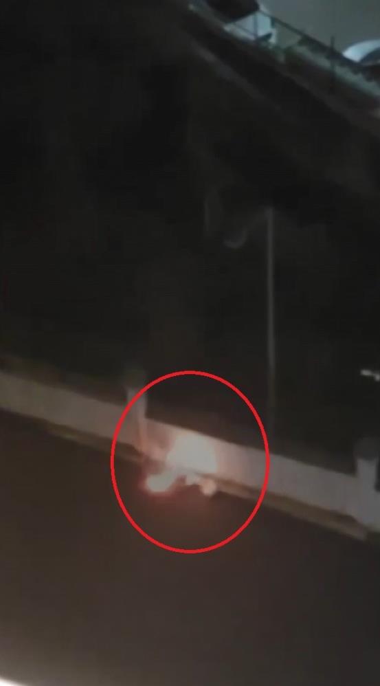 Bursa’da camdan atılan valiz bomba paniğine sebep oldu Bursa’da Uludağ Üniversitesi’nin yakınlarında iki sevgili arasında çıkan tartışma sonrası