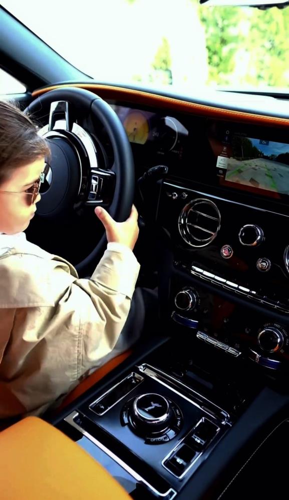 Zayn, bu kez milyonluk elektrikli aracın direksiyonuna geçti Kullandığı araçlarla adından söz ettiren 4 yaşındaki Zayn Sofuoğlu, bu