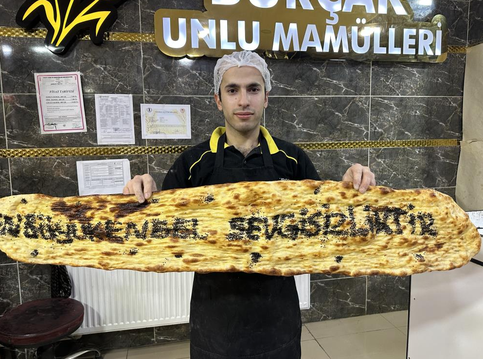 ‘Hiçbir şey başaramazsın’ denilen sağır ve dilsiz genç fırının en iyi ustası oldu Hakkari’nin Yüksekova ilçesinde yaşayan ve “sen hiçbir şey başaramazsın” denilen