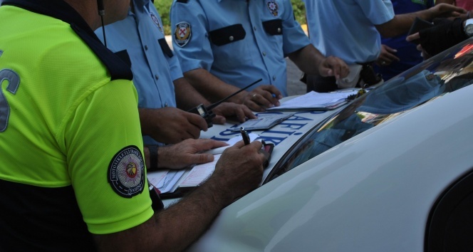 Trafik cezalarında indirimli ödeme süresi 1 aya çıkarıldı İçişleri Bakanlığının Resmi Gazete’de yayımlanan Trafik İdari Para Cezası Düzenlenmesinde ve Tahsilinde Uygulanacak Usul