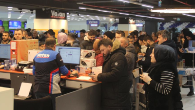 Kocaeli’de bir elektronik mağazasının açılışında yoğunluk oluşturan vatandaşlar, kapının açılmasıyla