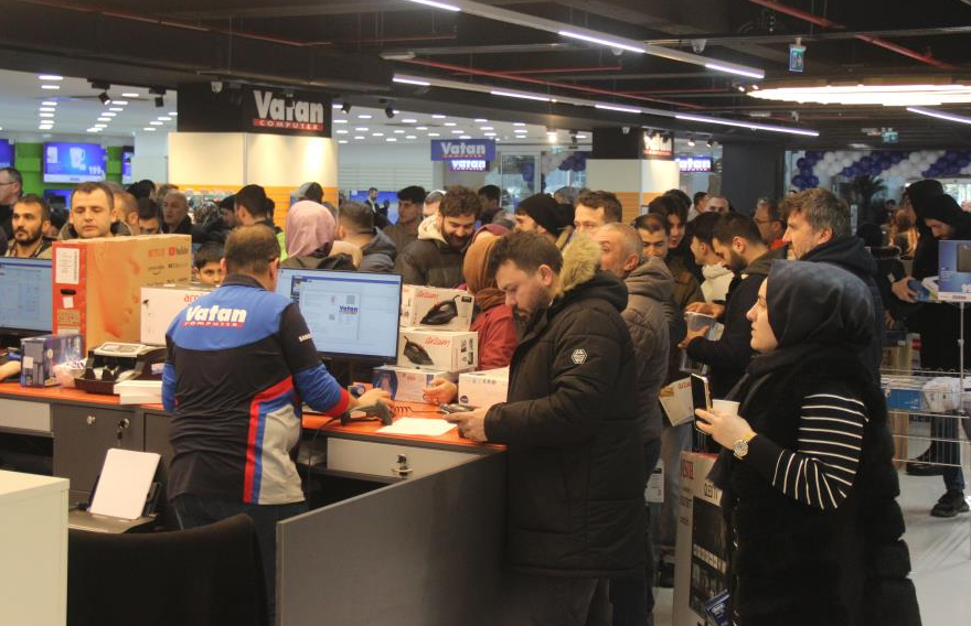 Kocaeli’de bir elektronik mağazasının açılışında yoğunluk oluşturan vatandaşlar, kapının açılmasıyla