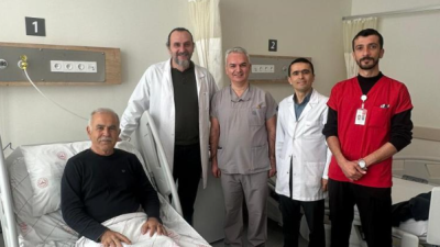 Kumluca Devlet Hastanesi’nde 67 yaşındaki bir hastanın karnını dolduran 20*15