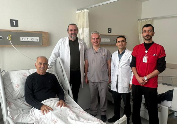 Kumluca Devlet Hastanesi’nde 67 yaşındaki bir hastanın karnını dolduran 20*15