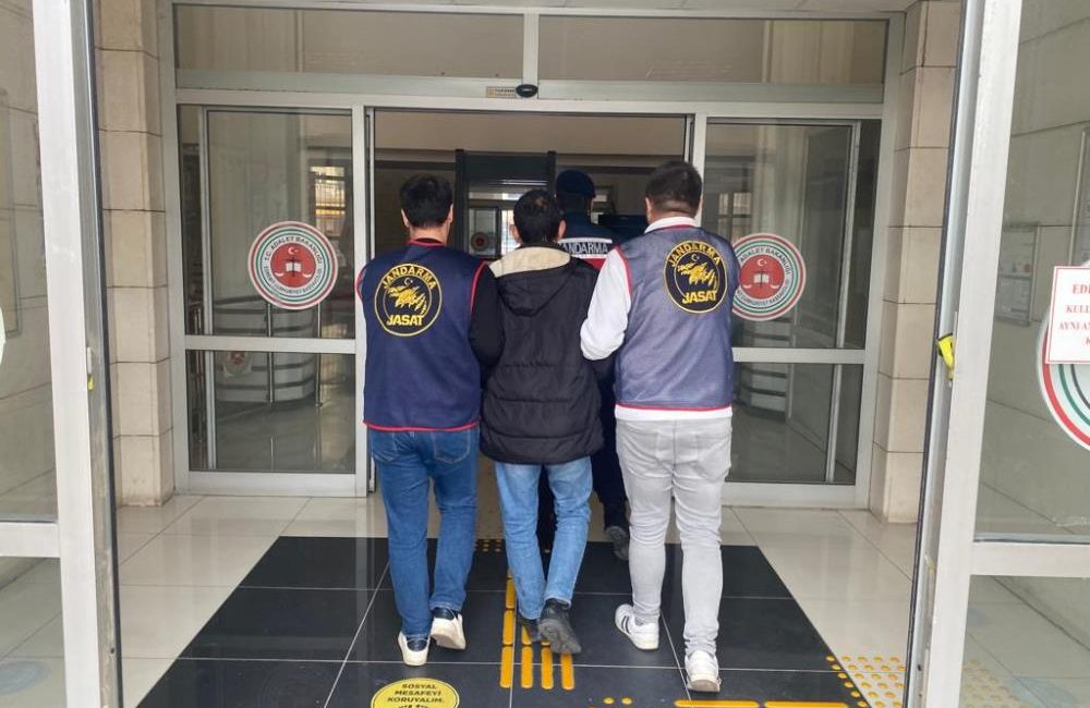 50 yıl kesinleşmiş hapis cezası bulunan bir kişi JASAT tarafından yakalandı Edremit’te, kesinleşmiş 50 yıl hapis cezası nedeniyle aranan İ.K, jandarma