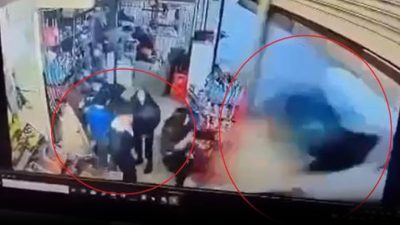 Diyarbakır’da minibüsün, kontrolden çıkarak market önünde bekleyen 5 öğrenciyi önüne