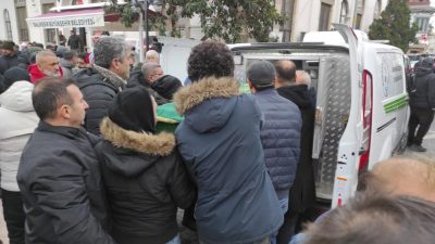 Burhaniye ilçesinde, önceki gün bir inşaatın önünde bulunan çukura düşen