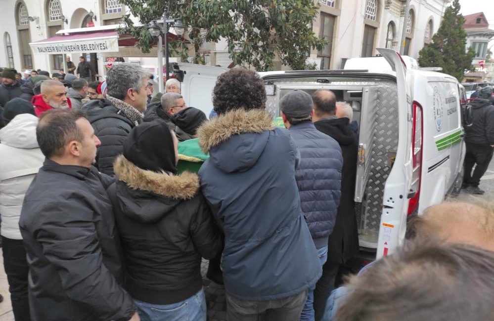 Burhaniye ilçesinde, önceki gün bir inşaatın önünde bulunan çukura düşen