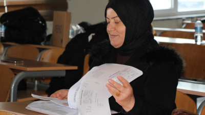 Sakarya’da liseyi açıktan okuyan 56 yaşındaki Sare Çetin, girdiği üniversite