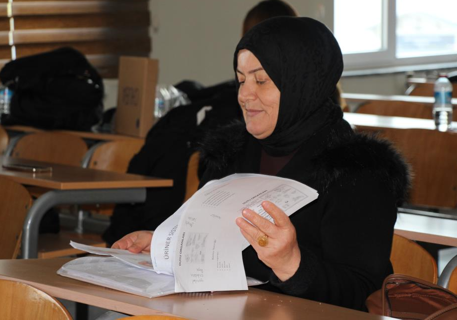 Sakarya’da liseyi açıktan okuyan 56 yaşındaki Sare Çetin, girdiği üniversite