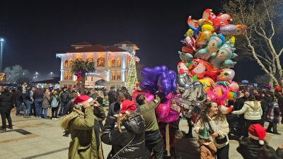 Bandırma’da belediyenin yılbaşı için süsleyerek, ışıklandırdığı alanlarda vatandaşlar 2024 yılına