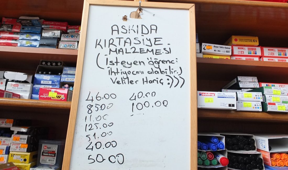 Burhaniye’de “Askıda Kırtasiye” uygulaması Burhaniye’de bir esnaf “Askıda Kırtasiye” uygulamasıyla ihtiyaç sahibi vatandaşlara el
