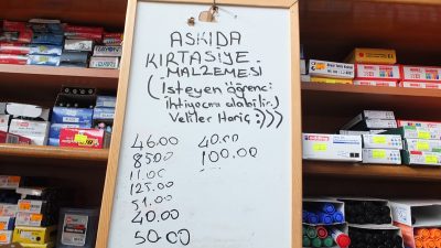 Burhaniye’de bir esnaf “Askıda Kırtasiye” uygulamasıyla ihtiyaç sahibi vatandaşlara el