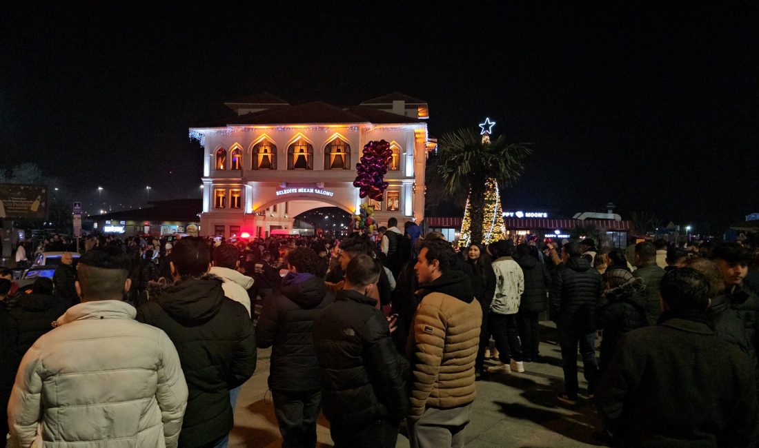 Bandırma yeni yıl akşamını huzurlu geçirdi Bandırma İlçe Emniyet Müdürlüğü tarafından yılbaşı akşamı çeşitli uygulamalar yapılarak