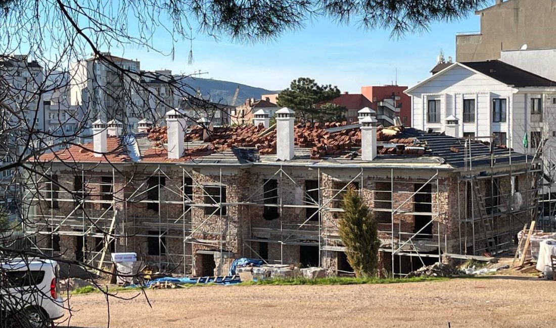 Bandırma’nın tarihi binasında restorasyon devam ediyor Yıkılma tehlikesi nedeniyle defalarca gündeme gelen tarihi Pertevniyal Hastanesi’nin restorasyon