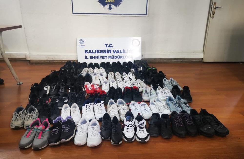 Bandırma’da evlere girerek dairelerdeki ayakkabıları çalan hırsız yakalandı.Edinilen bilgilere göre,