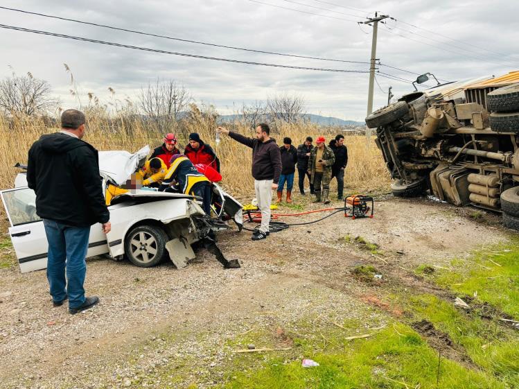 Gönen’de meydana gelen trafik kazasında 1 kişi öldü, 1 kişi