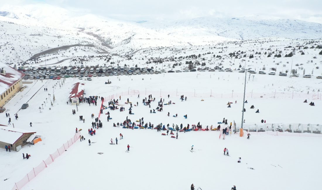 Sivas’ta hafta sonunu fırsat bilen kayak severler Türkiye’nin en ekonomik