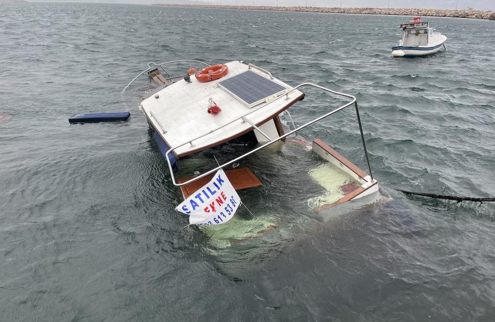 Sahibinin gözleri önünde sulara gömüldü Bandırma’da limana bağlı olan bir tekne, sahibinin çaresiz bakışları önünde