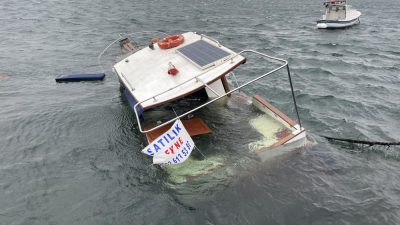 Bandırma’da limana bağlı olan bir tekne, sahibinin çaresiz bakışları önünde