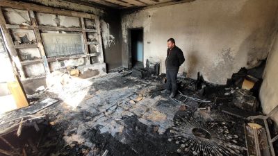 Adana’da elektrikli sobanın devrilmesi sonucu çıkan yangında dumandan etkilenen anne,