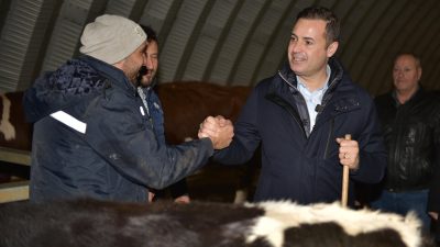 CHP’li Başkan Adayı Ahmet Akın, Balıkesir’in kırsal mahallelerinde hayvancılık yapan