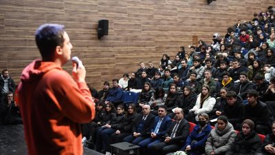 Altıeylül Belediyesi tarafından üniversite sınavına hazırlanan öğrencilere motivasyon semineri düzenlendi.Altıeylül