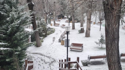 Ankara’da sabaha karşı başlayan kar yağışı kenti beyaza bürüdü.Ankara’da vatandaşlar