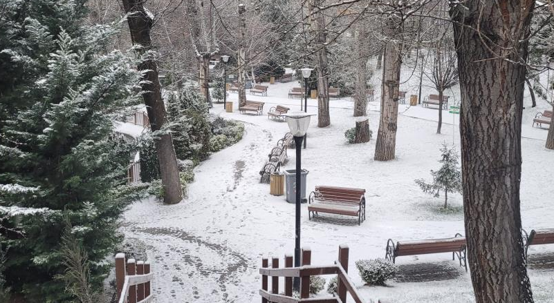 Ankara’da sabaha karşı başlayan kar yağışı kenti beyaza bürüdü.Ankara’da vatandaşlar