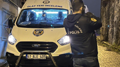 Kocaeli’nin İzmit ilçesinde bir kişi, annesini evde tabancayla başından vurulmuş