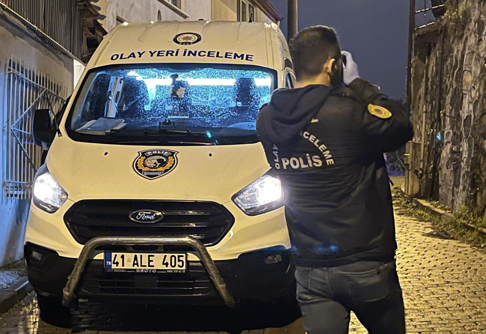 Kocaeli’nin İzmit ilçesinde bir kişi, annesini evde tabancayla başından vurulmuş