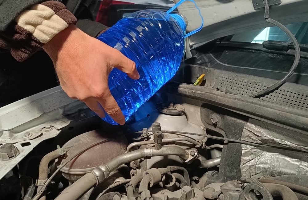 Antifriz her yıl değiştirilmeli Kış şartlarında araç içindeki suyun donmasını engelleyerek motorun zarar görmesinin