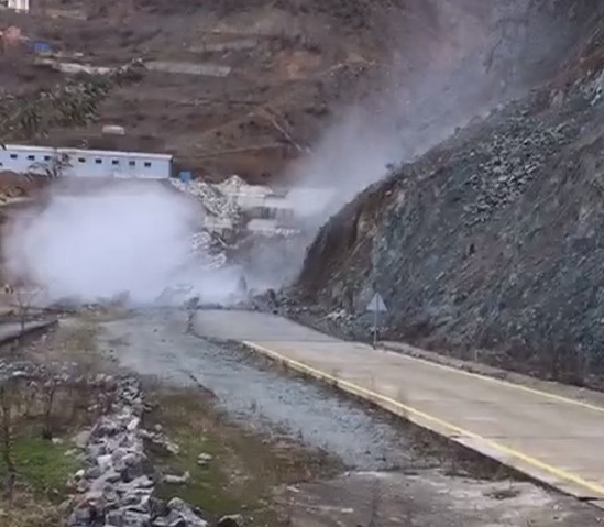 Artvin’de meydana gelen heyelan an be an görüntülendi.Alınan bilgiye göre,