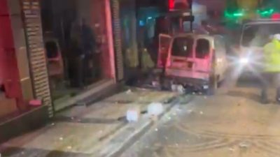 Bandırma’da aşırı hızlı otomobil elektrik direklerine ve kaldırım kenarlarında bulunan
