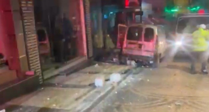 Bandırma’da aşırı hız kazası Bandırma’da aşırı hızlı otomobil elektrik direklerine ve kaldırım kenarlarında bulunan