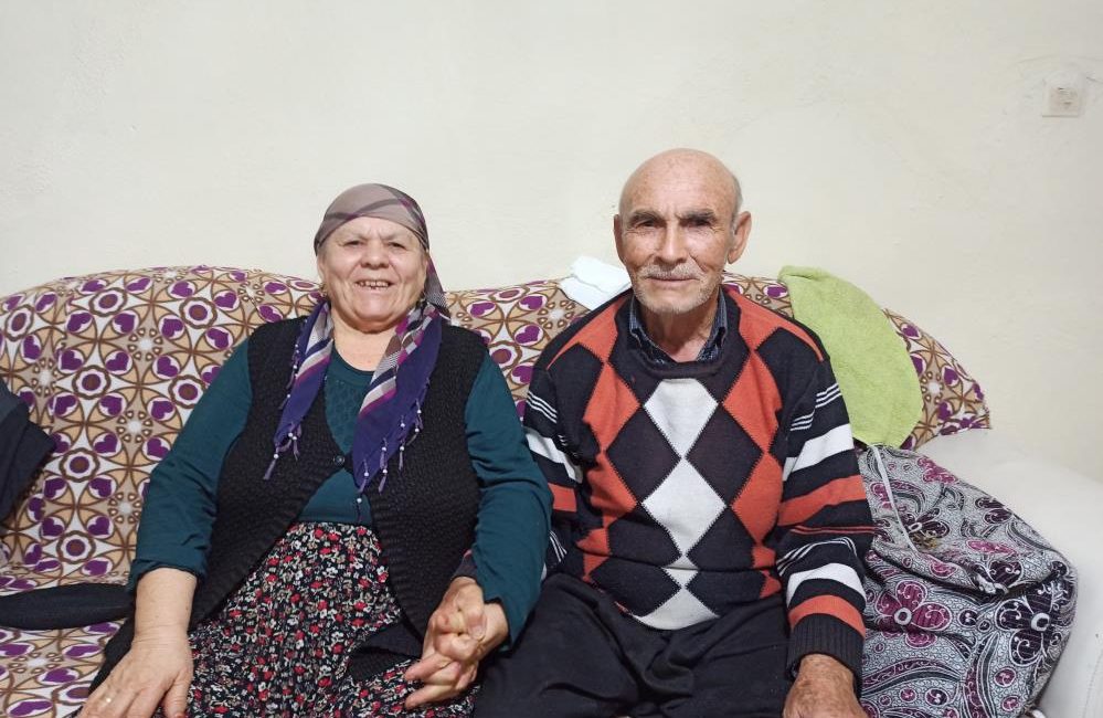Kahramanmaraş’ta 55 yıldır evli olan yaşlı çift, mutluluklarıyla genç çiftlere