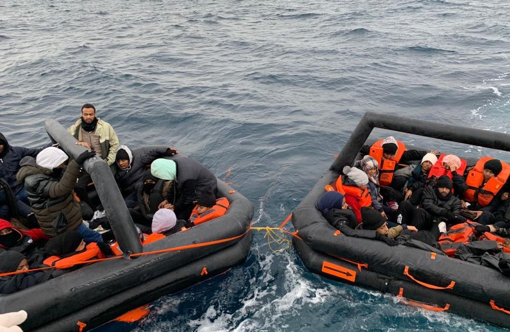 Ayvalık açıklarında 38 düzensiz göçmen kurtarıldı Ayvalık’ta Yunanistan unsurları tarafından Türk Karasularına geri itilen 38 düzensiz