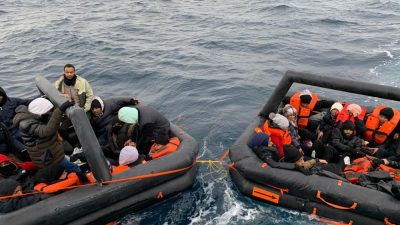 Ayvalık’ta Yunanistan unsurları tarafından Türk Karasularına geri itilen 38 düzensiz