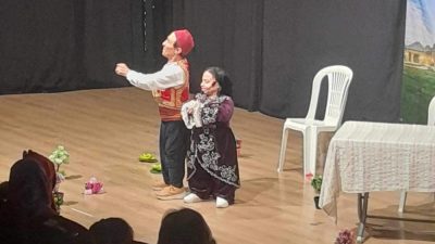 Ayvalık’ta, engelli oyuncu Ercan Kubaş ve ailesinin sahneye koyduğu “Bücür