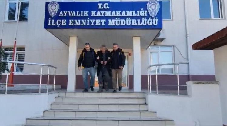 Ayvalık’ta kesinleşmiş 21 yıl 6 ay cezası bulunan firari polisten kaçamadı Ayvalık’ta, 21 yıl 6 ay kesinleşmiş cezası ve silahla tehdit