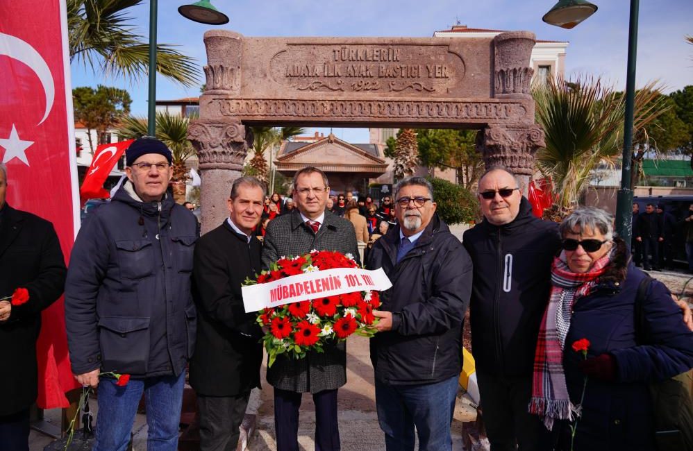 Ayvalık’ta mübadillerin acısı 101. yıl dönümünde de aynı tazelikte Ayvalık’ta; Ayvalık Belediyesi, Ayvalık Kent Konseyi ve Ayvalık Giritliler Derneği
