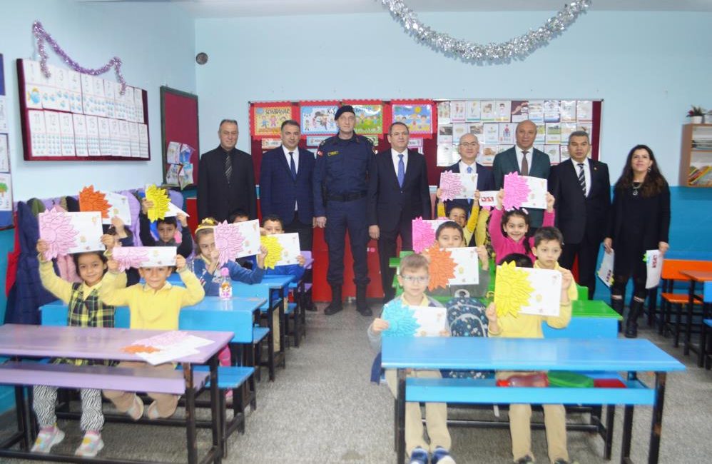 Ayvalık’ta öğrencilerin karne heyecanı Ayvalık’ta, 2023-2024 Eğitim ve Öğretim yılının ilk dönemi sona erdi.