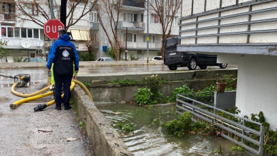 Balkanlar üzerinden gelen şiddetli yağış, Ayvalık’ta hayatı olumsuz yönde etkiledi.Dün