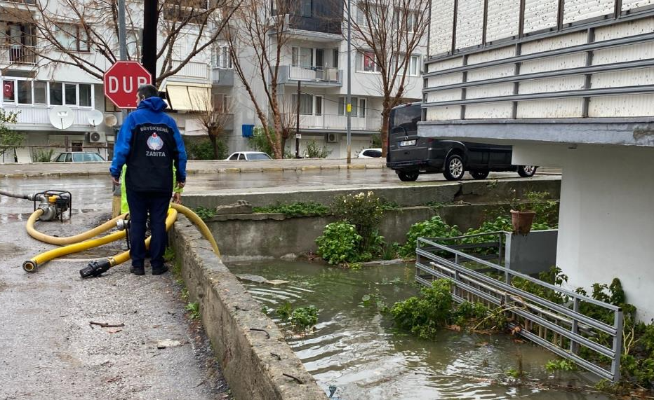 Balkanlar üzerinden gelen şiddetli yağış, Ayvalık’ta hayatı olumsuz yönde etkiledi.Dün