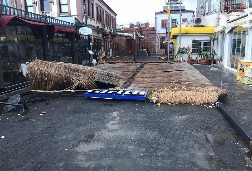 Ayvalık’ta şiddetli sağanak yağışın ardından zarar gören ev, iş yerleri,